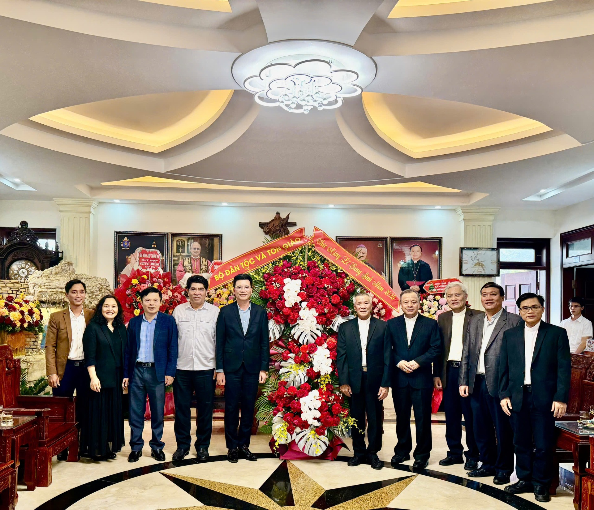 Phó Trưởng ban Nguyễn Tiến Trọng thăm, chúc mừng Giáng sinh tại Thanh Hóa, Nghệ An và Hà Tĩnh